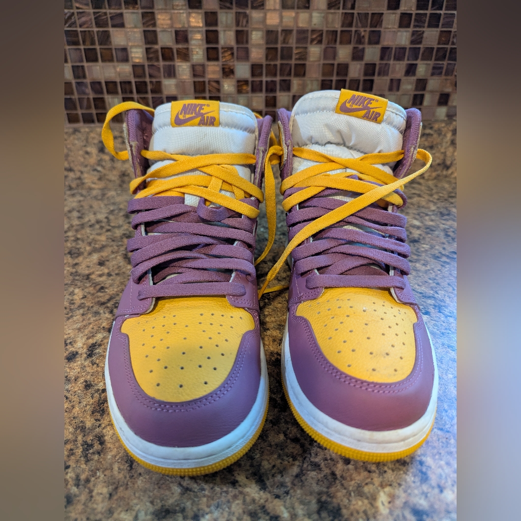 10.5 Lightly Worn Air Jordan Retro 1 High Brotherhood Size